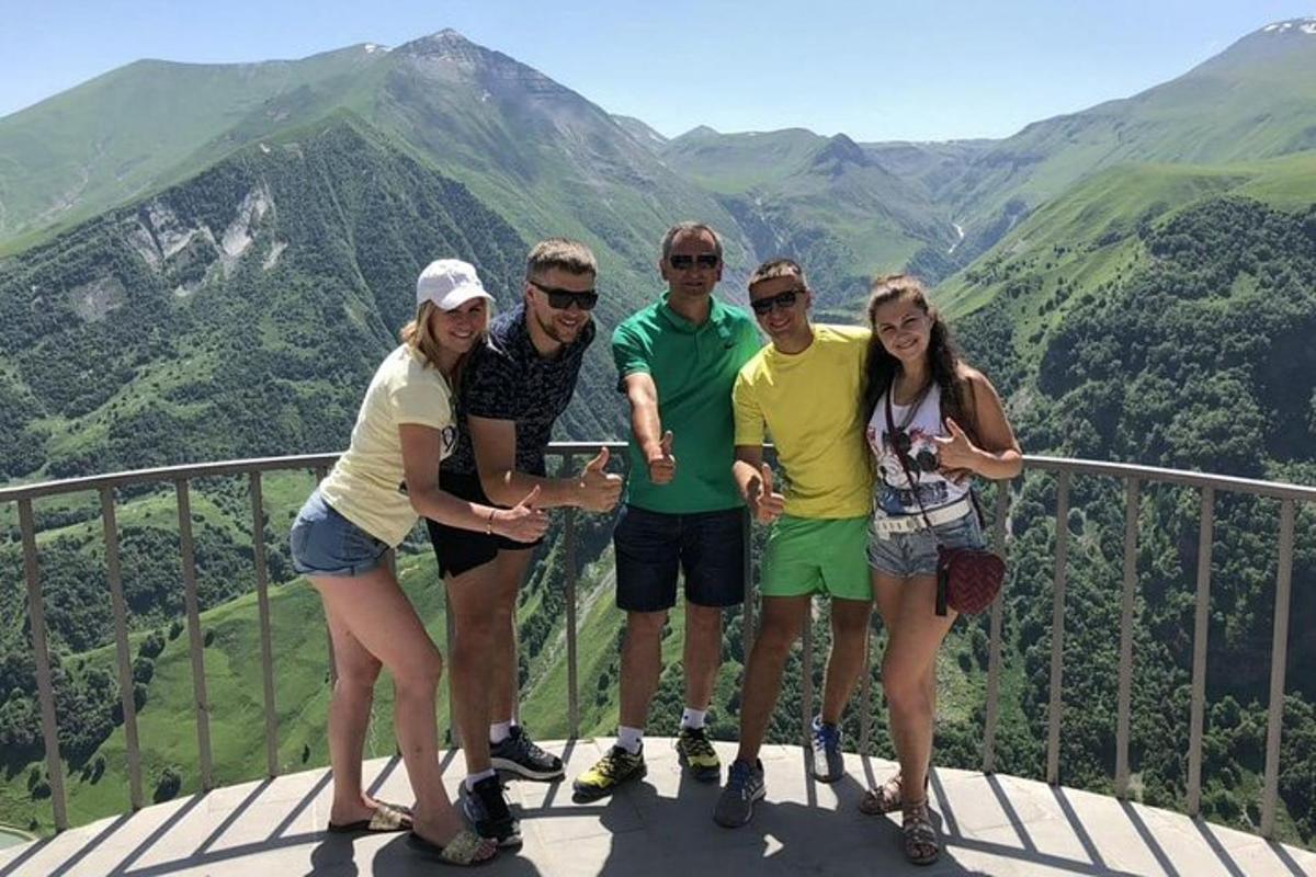 skupina lidí pózujících pro fotografii v horách
