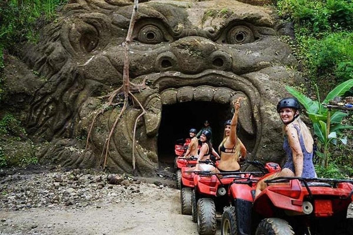eine Gruppe von Menschen, die auf einem Quad vor einem Monstergesicht fahren