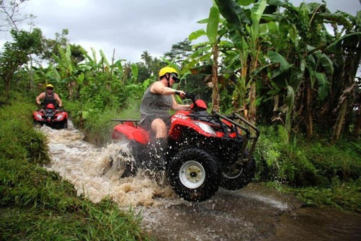 dua orang menaiki atv di dalam air