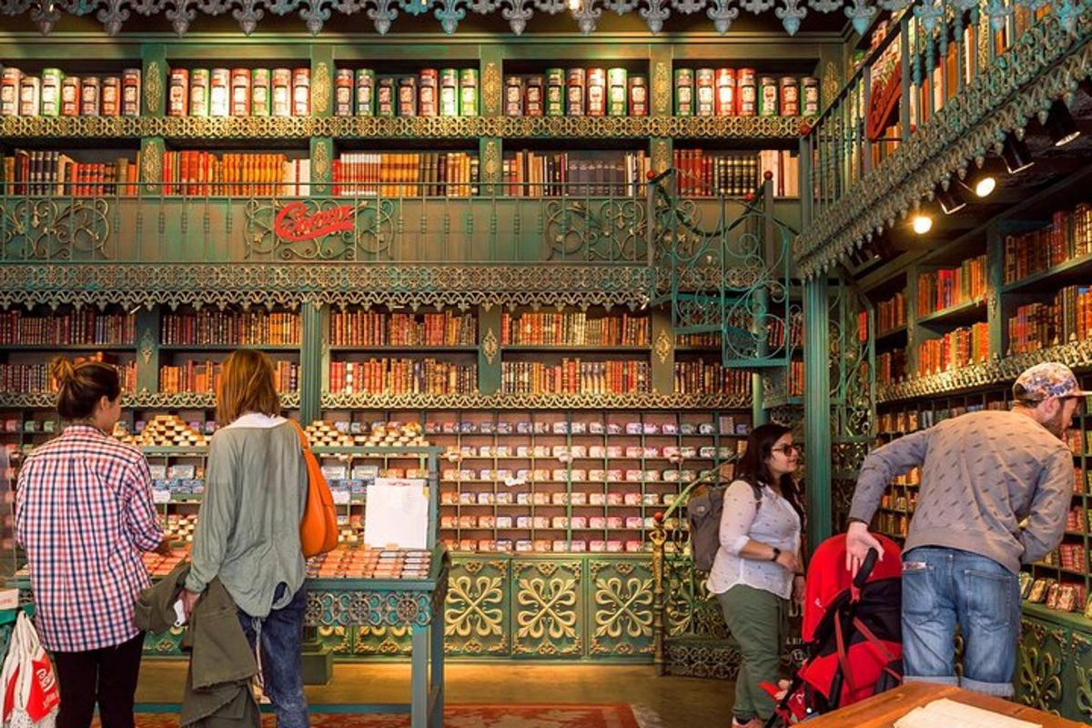 un gruppo di persone in piedi in una libreria