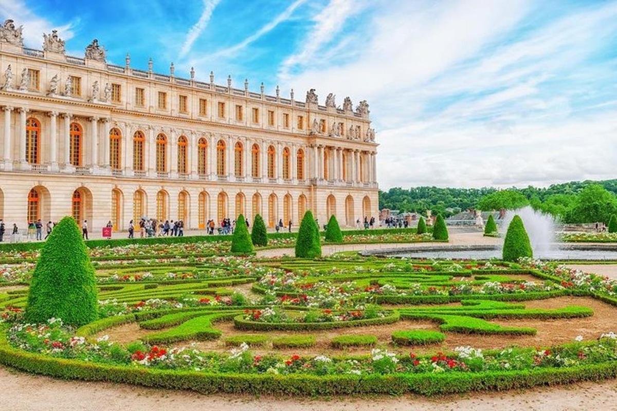 palác so záhradou pred budovou