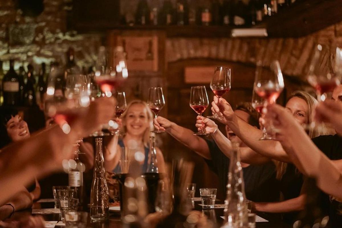 um grupo de pessoas segurando taças de vinho