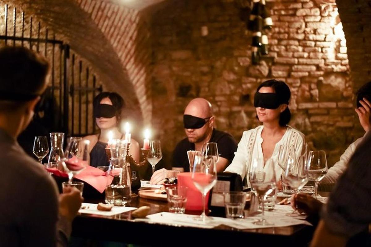 un gruppo di persone sedute a un tavolo che indossano occhiali per realtà virtuale