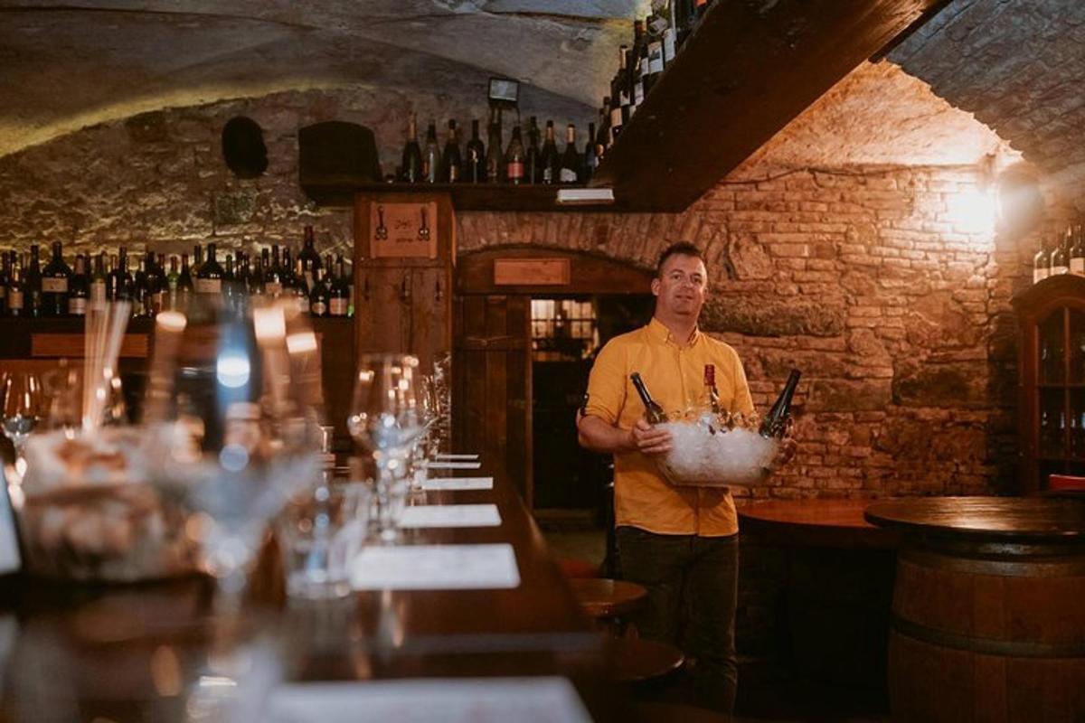 um homem parado em um bar segurando uma tigela de comida
