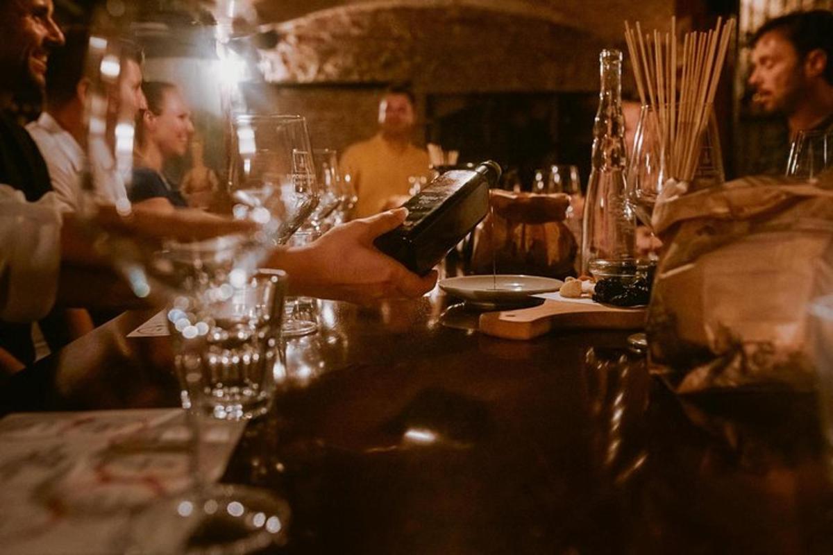 un gruppo di persone sedute a un tavolo in un ristorante