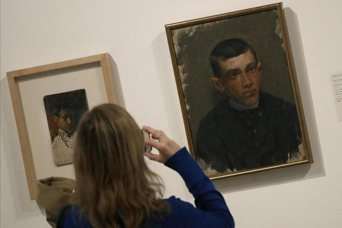 žena fotografující obraz muže