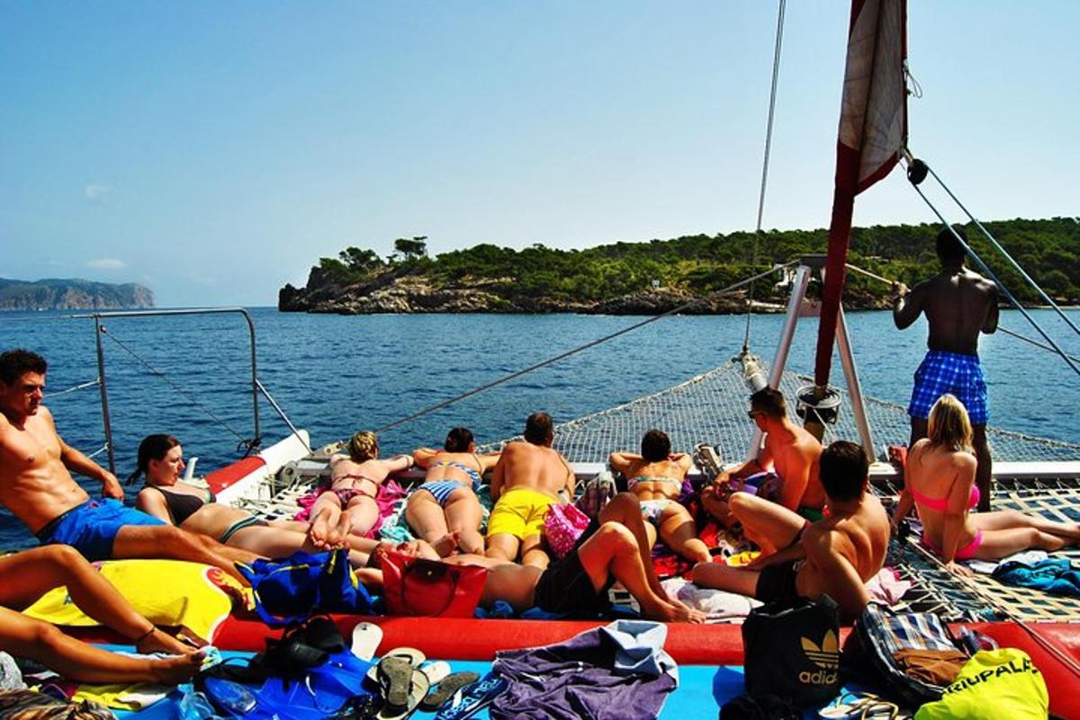 hópur fólks á bát í vatninu