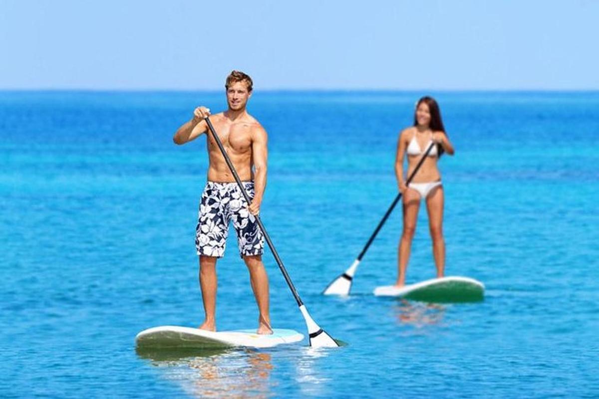 muž a žena na paddleboardoch vo vode