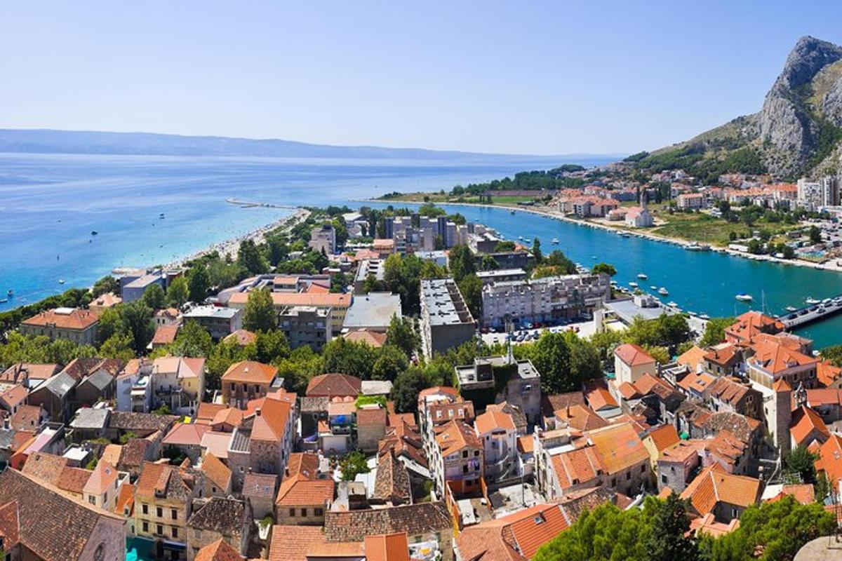 vista aèria d'un poble vora l'aigua