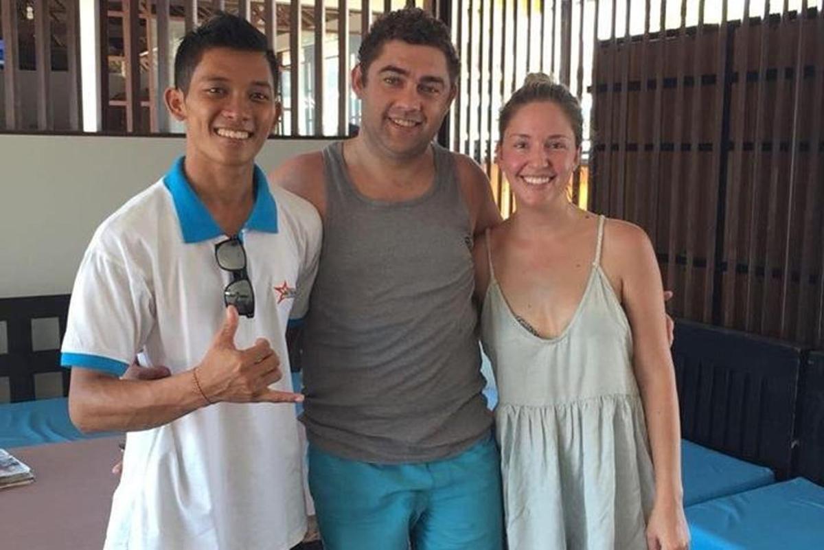due uomini e una donna posano per una foto