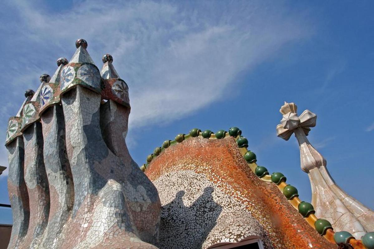 uma cruz no topo de um edifício