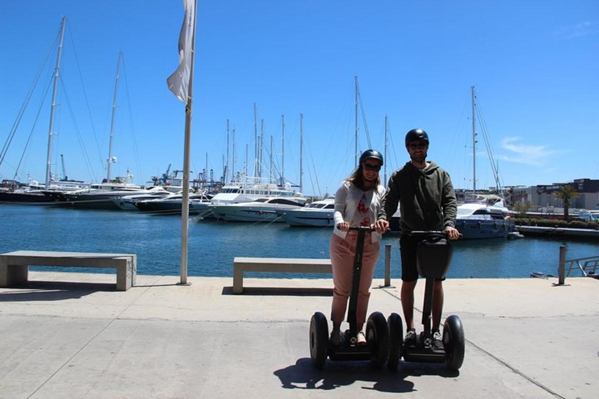 un uomo e una donna a cavallo di segift vicino a un porto turistico
