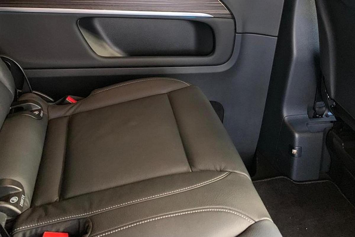 iste auto tagaistmel