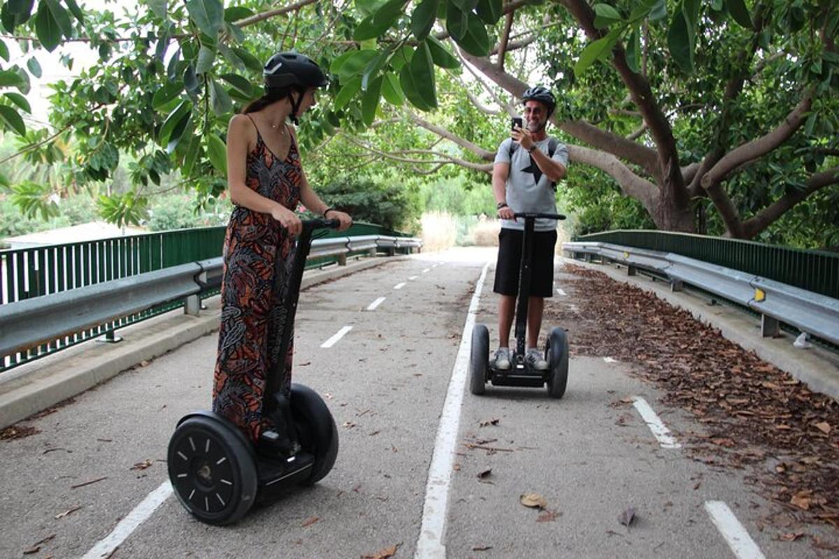 una donna che scatta una foto a un uomo in scooter