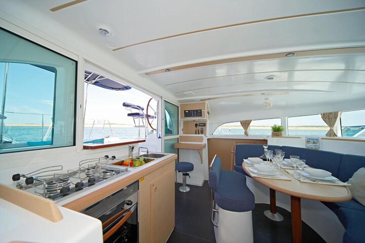 ett kök och matplats på en yacht