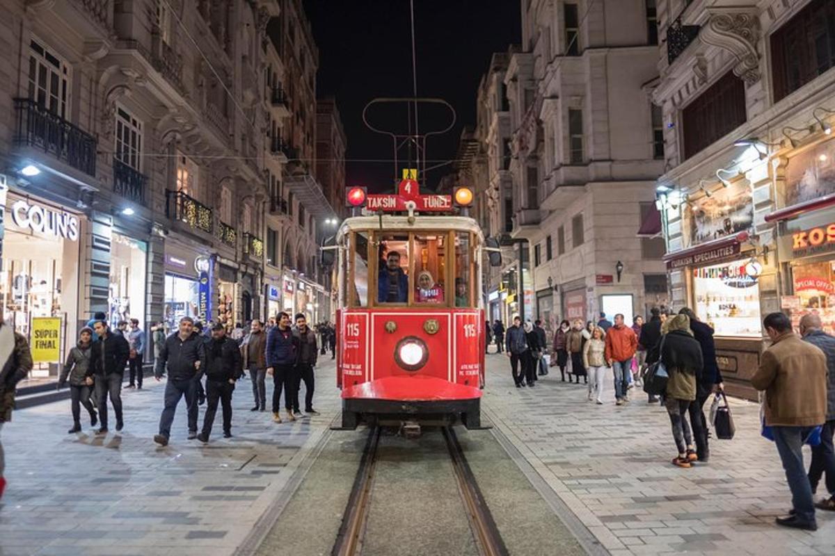 Ένα κόκκινο τρόλεϊ σε έναν δρόμο της πόλης τη νύχτα