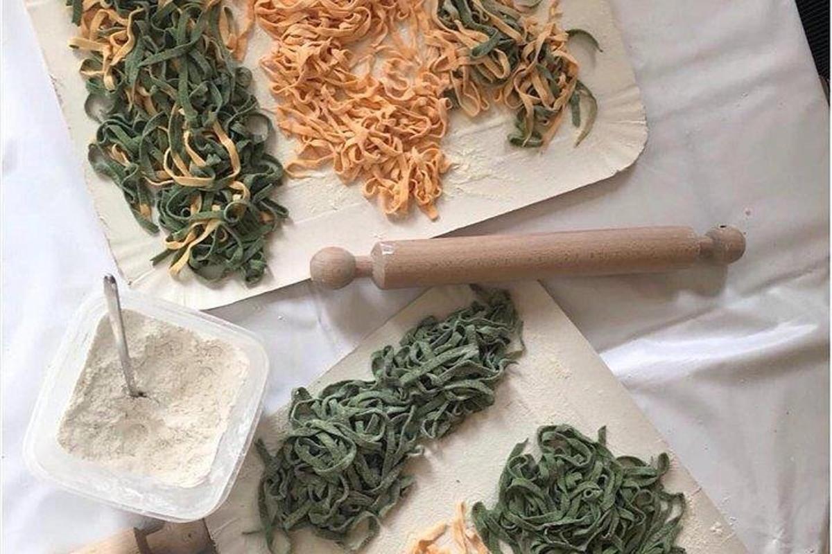 farklı erişte ve sebzelerle dolu bir masa