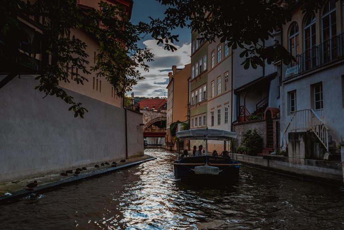 una barca su un canale in una città con edifici