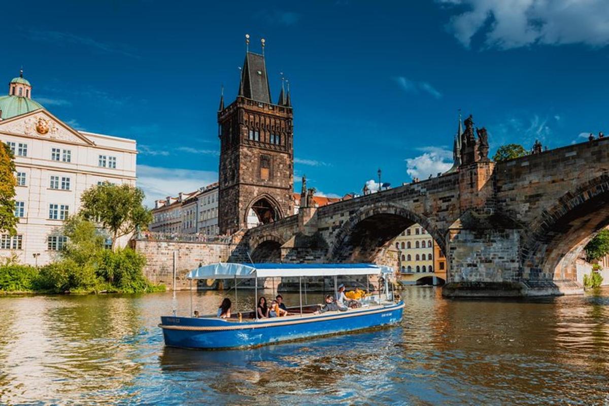 Modrá loď na řece před mostem