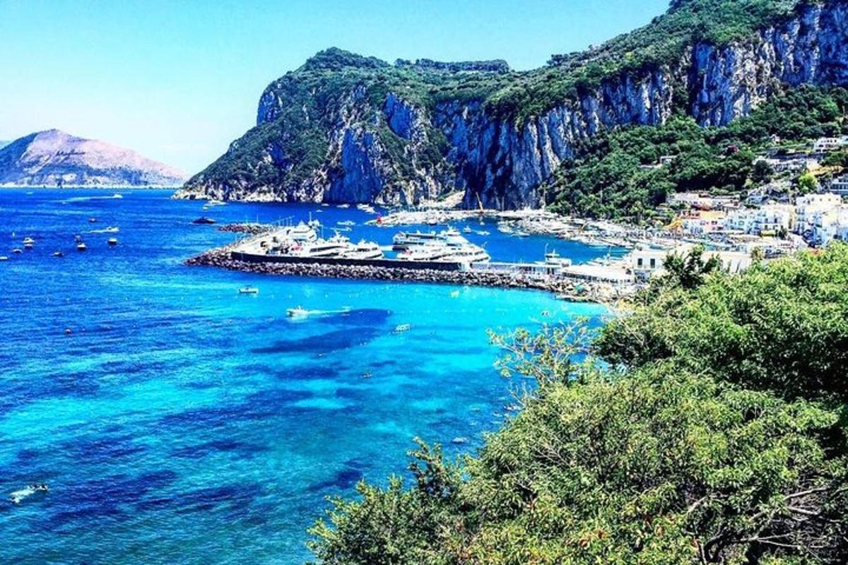 une vue d'une baie avec des bateaux dans l'eau