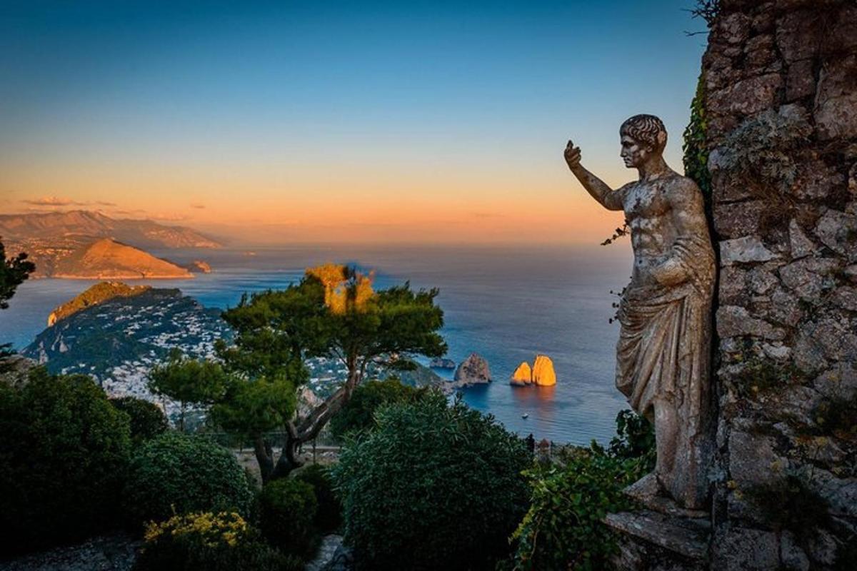 uma estátua de uma mulher olhando para o oceano