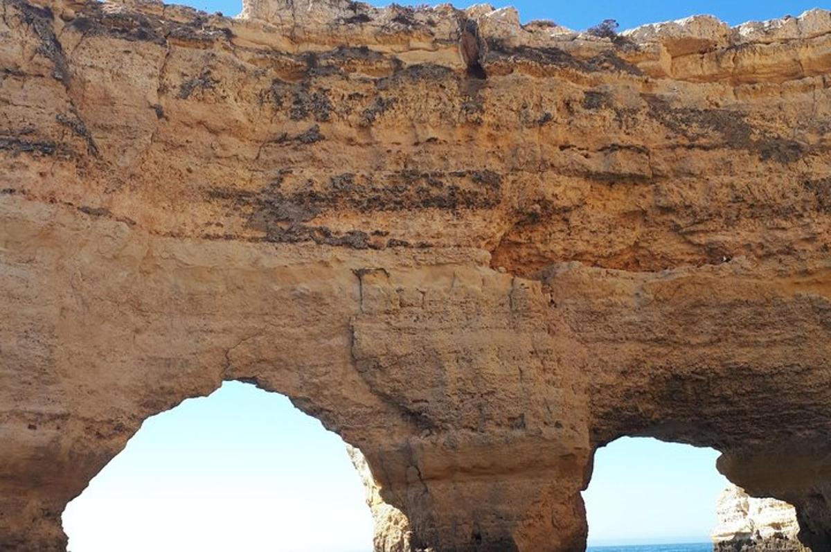 δύο καμάρες στην πλαγιά ενός βράχου