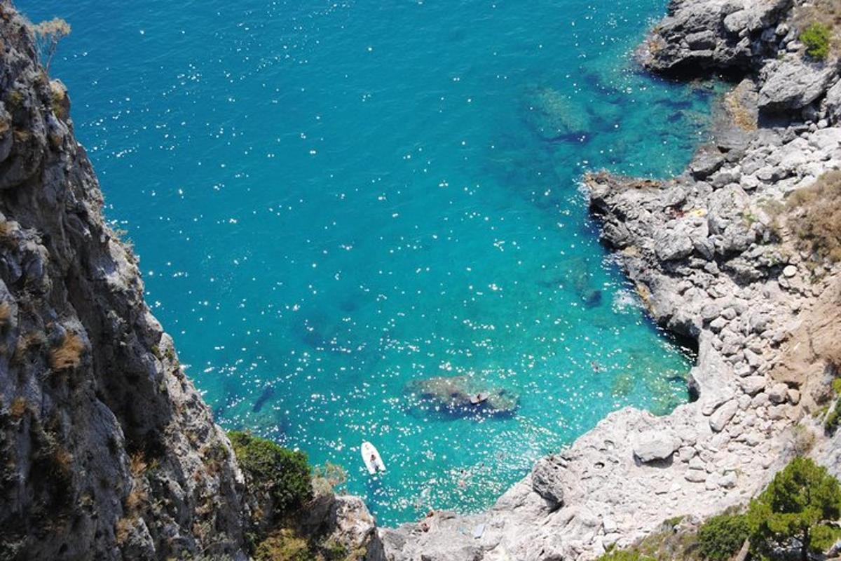 uma vista do oceano de um penhasco