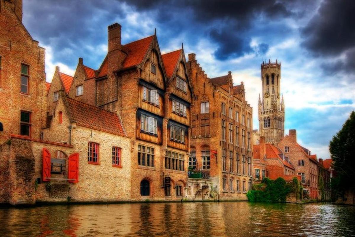 un grande edificio con una torre dell'orologio accanto a un fiume