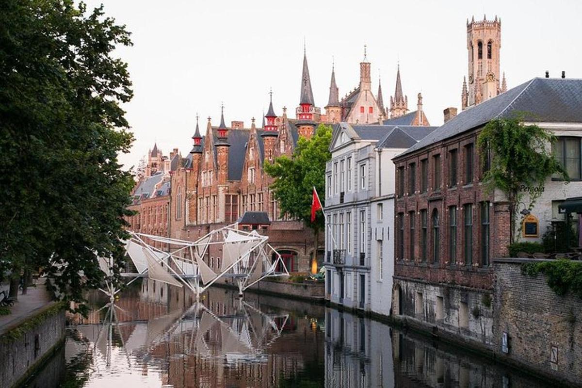 una barca in un fiume in una città con edifici