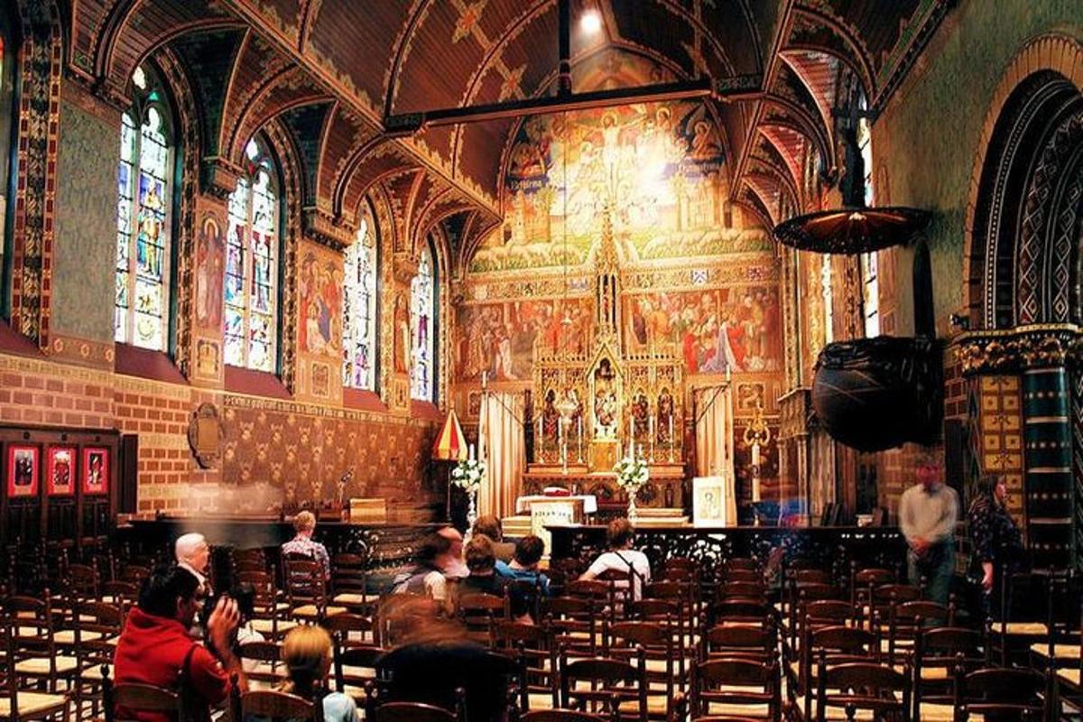 Un grupo de personas sentadas en una iglesia grande