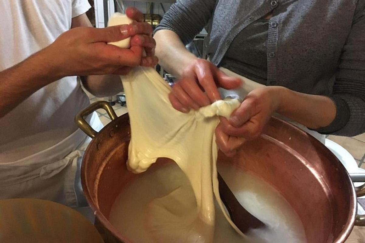 una persona sta mescolando gli ingredienti in una ciotola