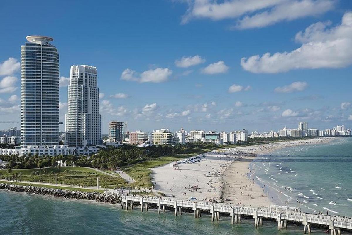 Una vista de una playa con un muelle y edificios.