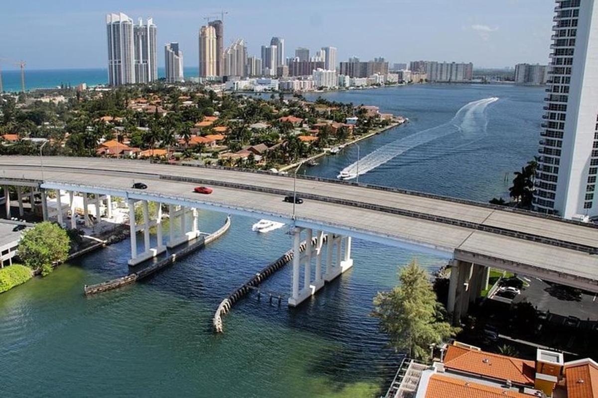 Un puente sobre un río con una ciudad al fondo