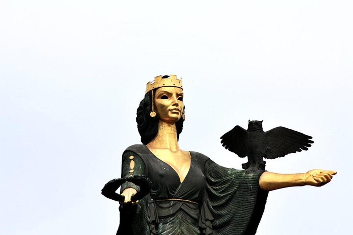 uma estátua de uma mulher segurando uma cruz