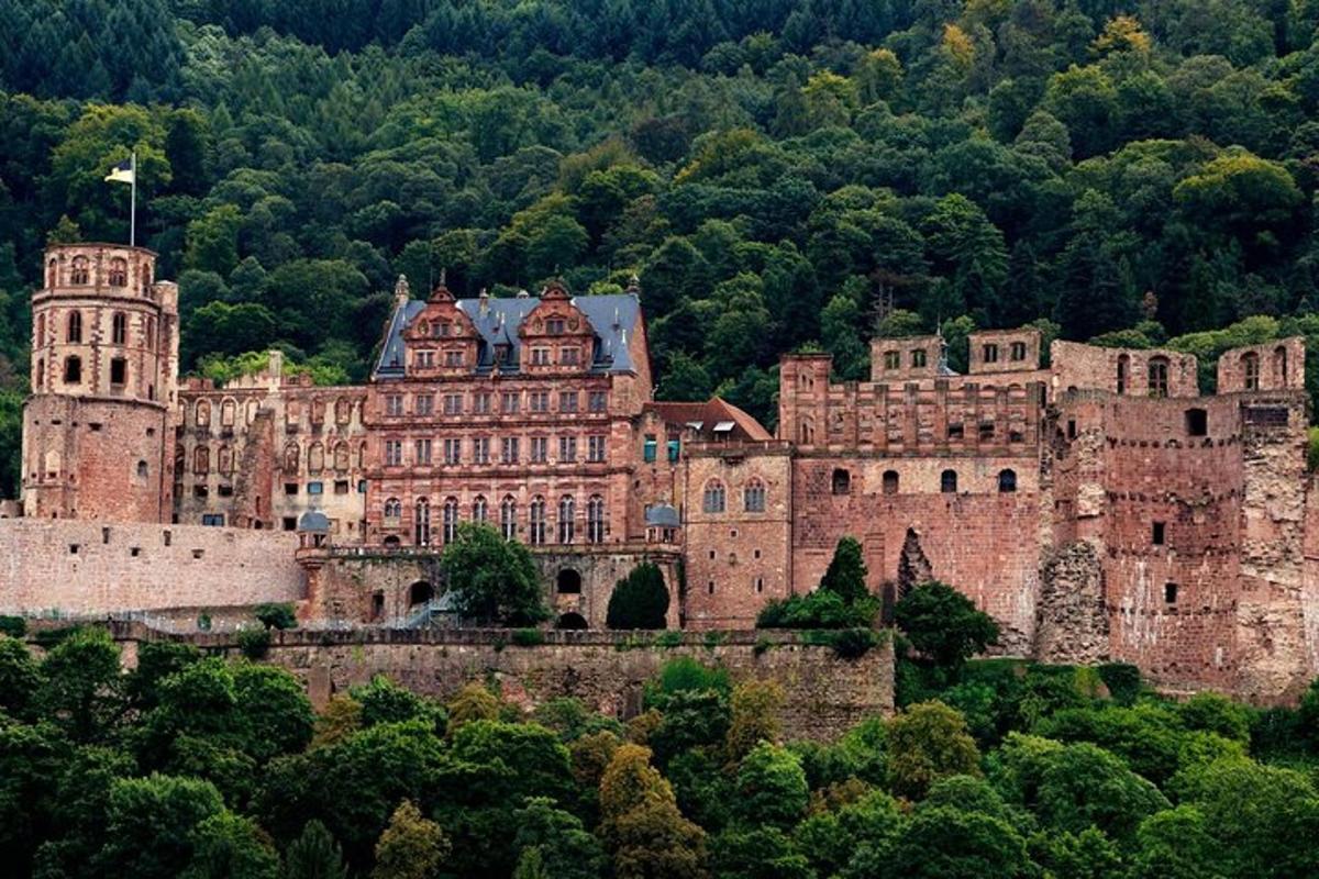 Un gran castillo situado en la cima de una montaña