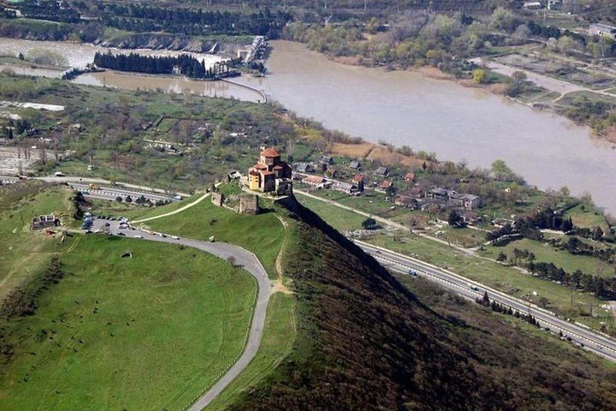 Letecký pohľad na budovu na kopci pri rieke