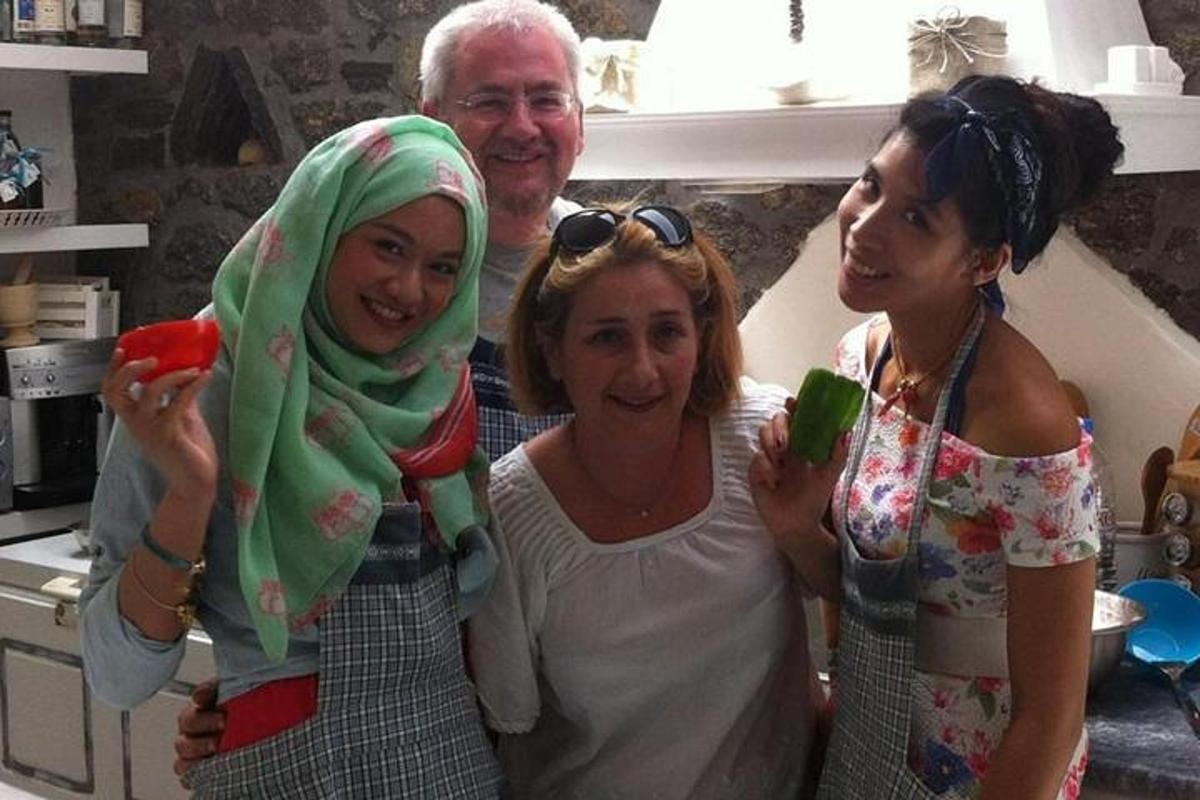 um grupo de três mulheres em pé em uma cozinha