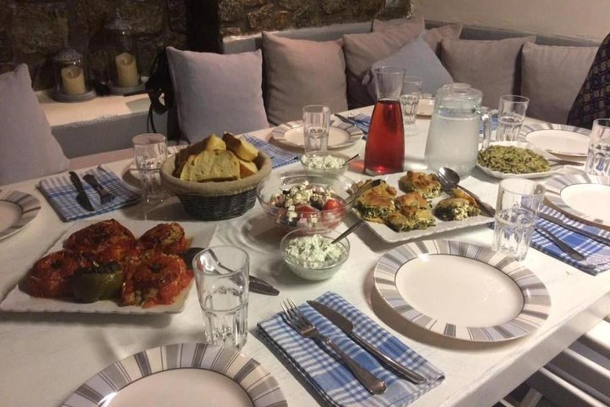 ein Tisch mit Tellern voller Essen darauf