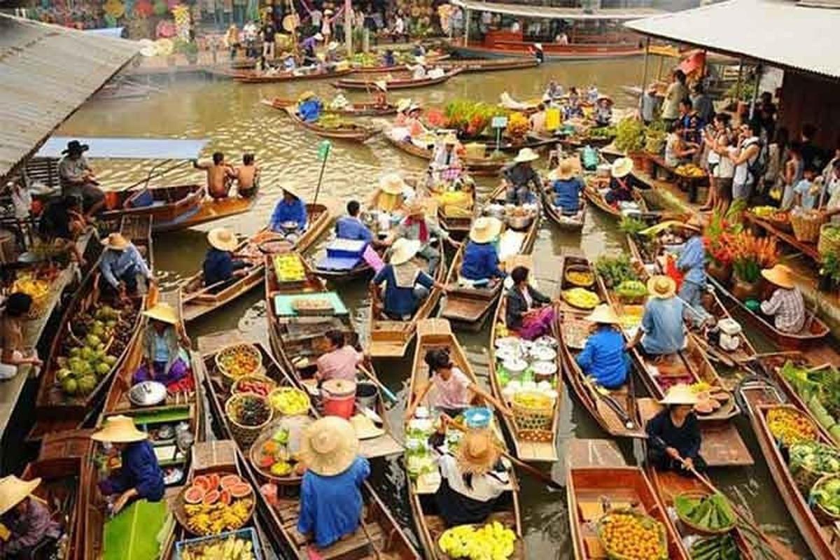 Un grupo de personas en barcos en un mercado