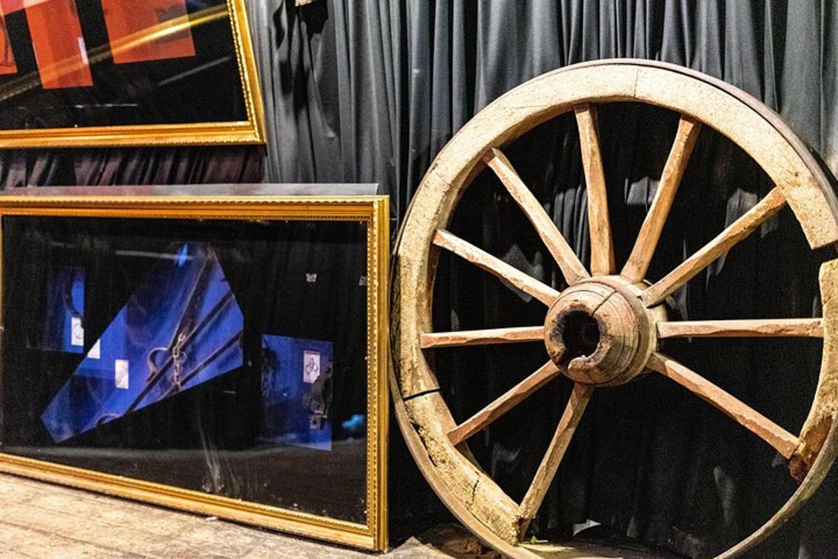 vagnhjól úr tré við hliðina á spegli