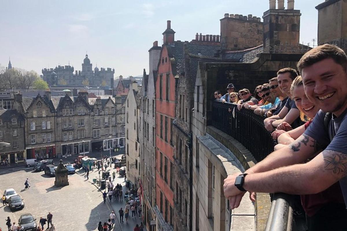 un gruppo di persone in piedi su un balcone che si affaccia su una città