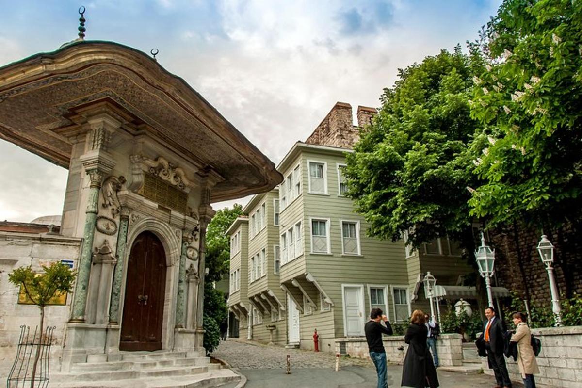 bir binanın önünde duran bir grup insan