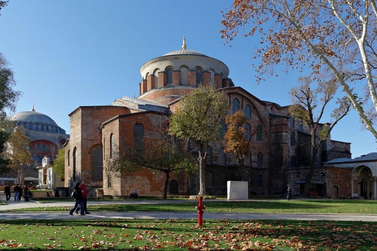 üstünde kubbe bulunan büyük bir tuğla bina