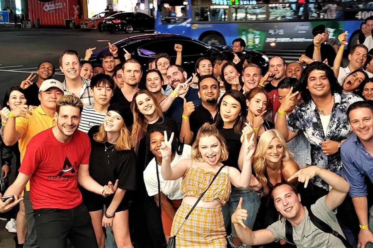 un folto gruppo di persone in posa per una foto
