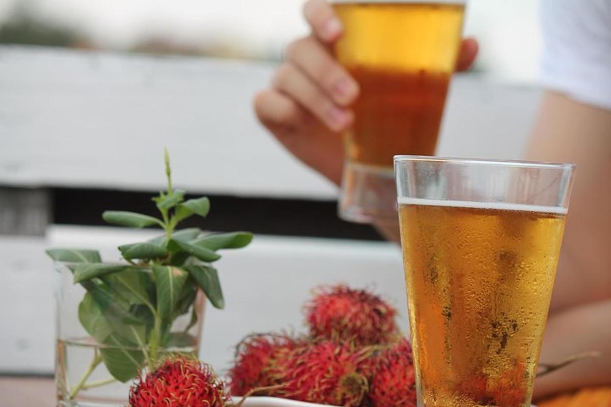 due bicchieri di birra appoggiati su un tavolo con delle fragole