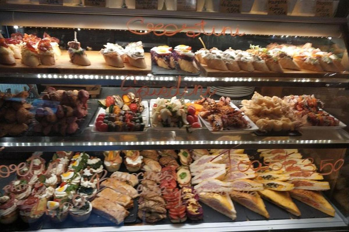 o vitrină plină cu o mulțime de tipuri diferite de alimente