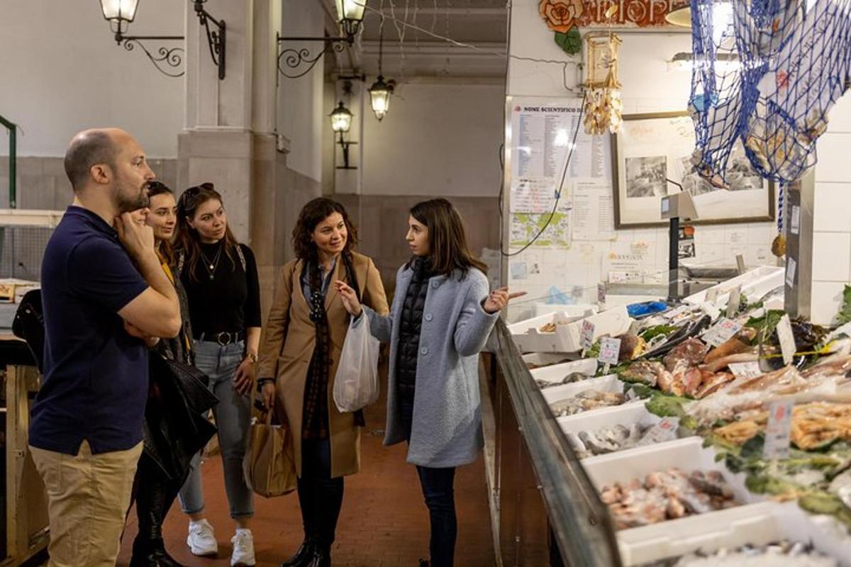 um grupo de pessoas em pé em uma loja olhando para carne