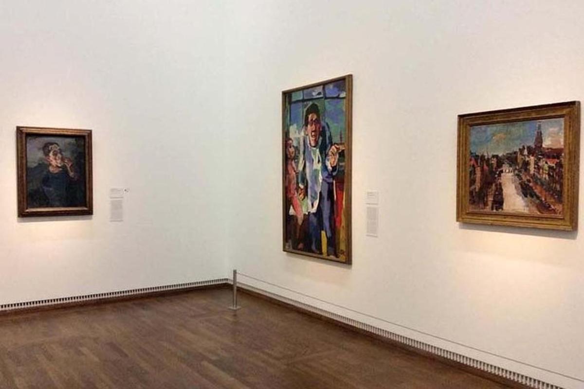 duvarda üç resim bulunan bir müze odası