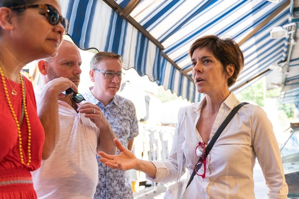 skupina lidí stojících kolem ženy s mikrofonem