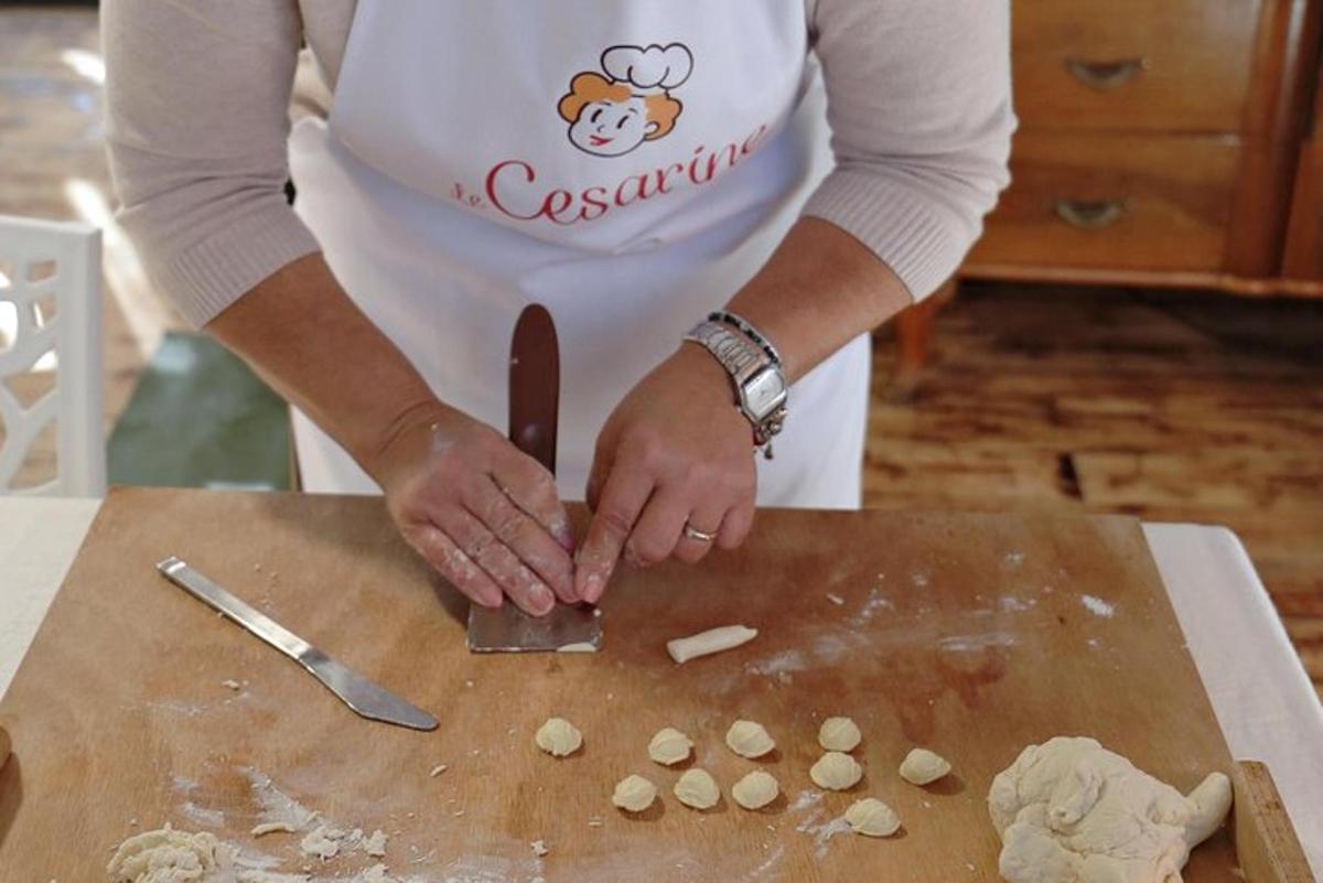 žena krája cibuľu na doske na krájanie